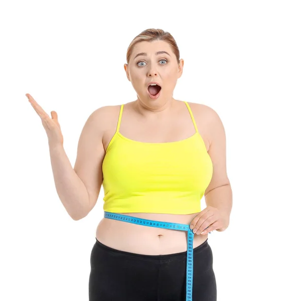 白い背景に測定テープで太りすぎの女性ショックを受けました 減量の概念 — ストック写真