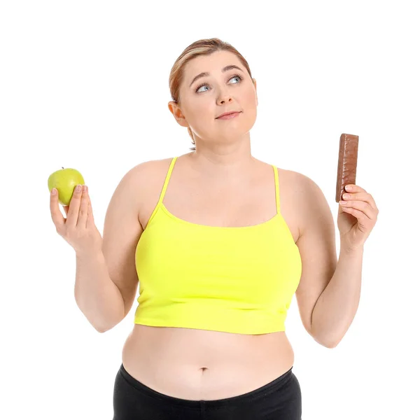 白を背景に健康的で不健康な食べ物を持つ太りすぎの女性 減量の概念 — ストック写真
