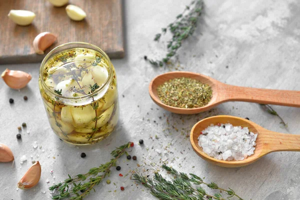 Jar Garlic Oil Spices Grey Background — Stock Photo, Image