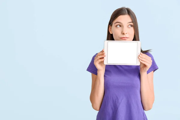 Thoughtful Young Woman Tablet Computer Light Background — Stock Photo, Image