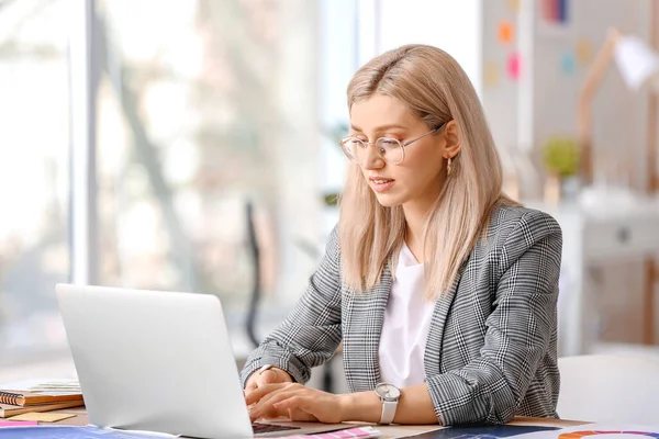 Kvinnliga Formgivare Arbetar Kontor — Stockfoto