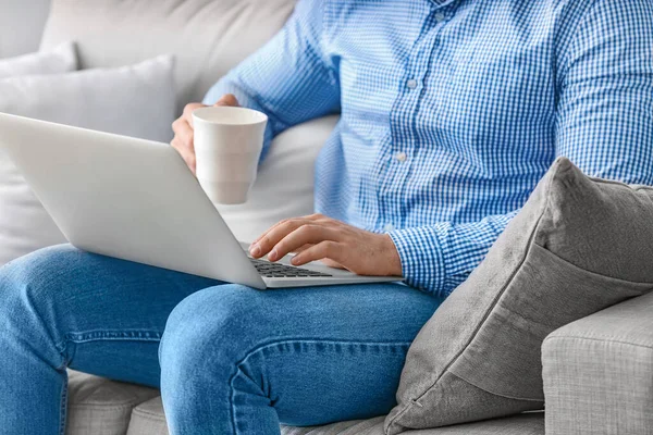 Bonito Homem Bebendo Café Enquanto Trabalhava Laptop Casa — Fotografia de Stock