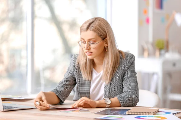 Innenarchitektin Arbeitet Büro — Stockfoto