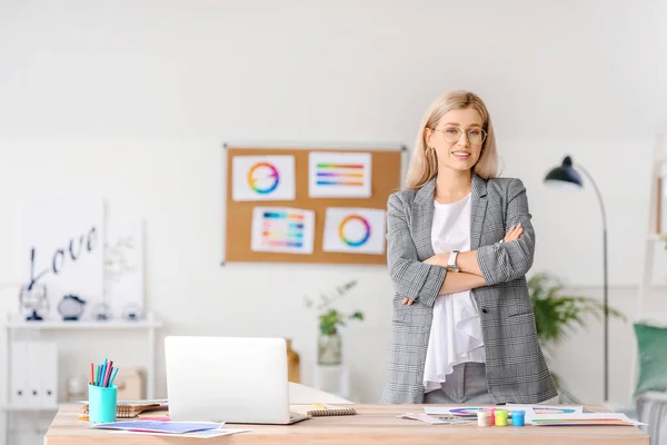 Diseñadora Interiores Femenina Trabajando Oficina —  Fotos de Stock