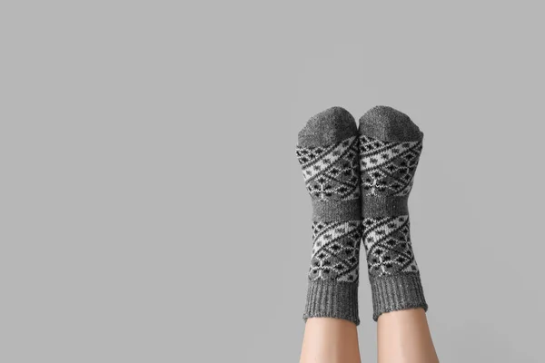 Nohy Ženy Ponožkách Šedém Pozadí — Stock fotografie