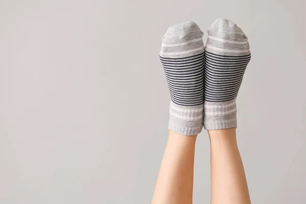 Beine Der Frau Socken Auf Grauem Hintergrund — Stockfoto