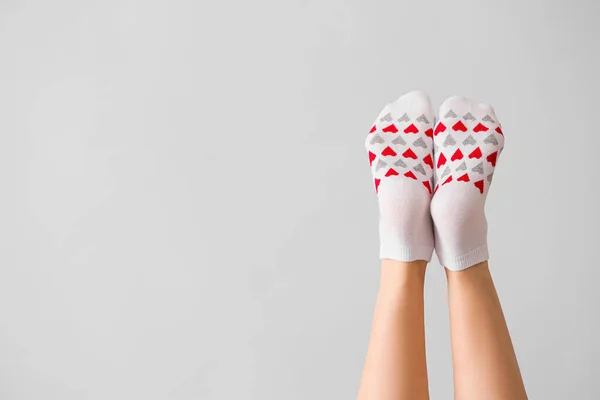 Piernas Mujer Calcetines Sobre Fondo Gris — Foto de Stock