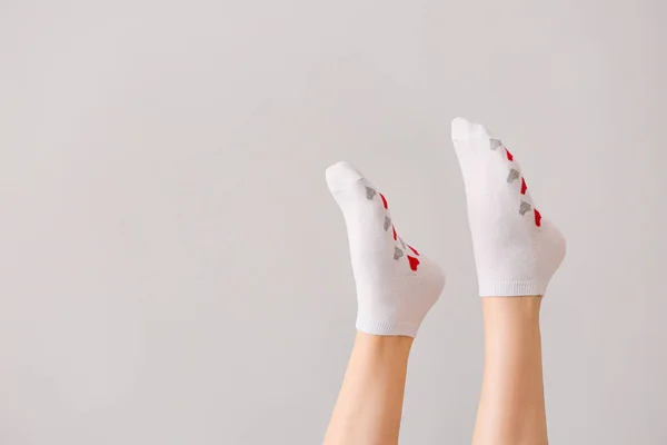 Piernas Mujer Calcetines Sobre Fondo Gris — Foto de Stock