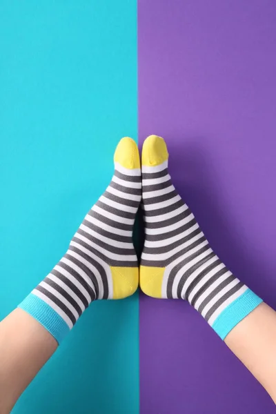 Πόδια Της Γυναίκας Κάλτσες Στο Φόντο Χρώμα — Φωτογραφία Αρχείου