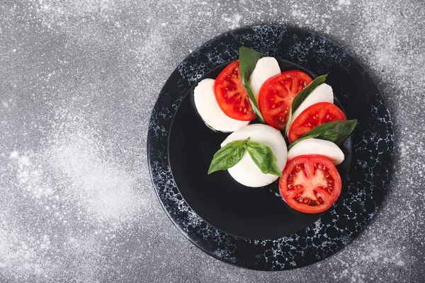 Mozzarella Sýr Rajčaty Bazalkou Šedém Pozadí — Stock fotografie