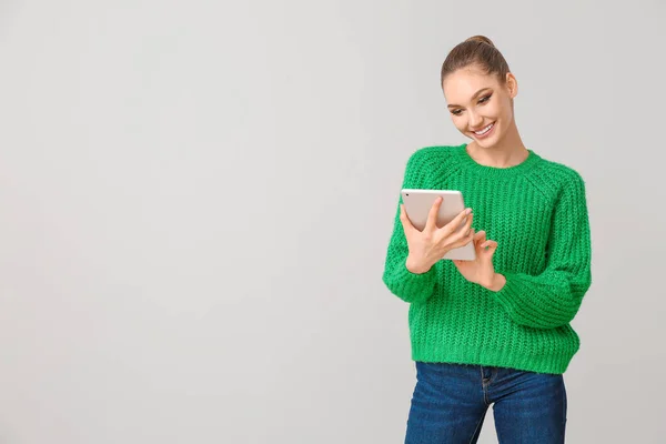 Mladá Žena Počítačem Tablet Šedém Pozadí — Stock fotografie