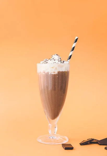 Glas Leckere Schokolade Milchshake Auf Farbigem Hintergrund — Stockfoto