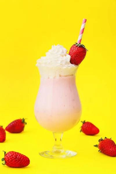 Renkli Arkaplanda Bir Bardak Lezzetli Çilekli Milkshake — Stok fotoğraf