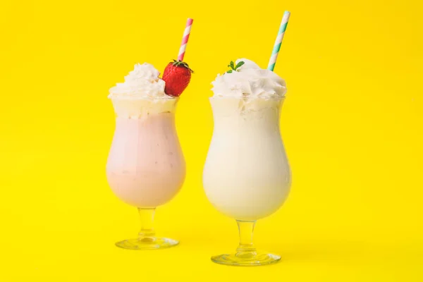 Glasses Tasty Milkshakes Color Background — Stockfoto