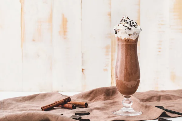 Ein Glas Leckeren Schokoladen Milchshake Auf Dem Tisch — Stockfoto