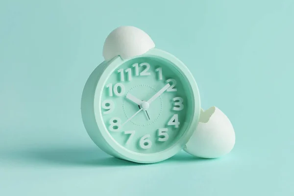 Alarm Clock Broken Egg Shell Color Background — Stock Photo, Image