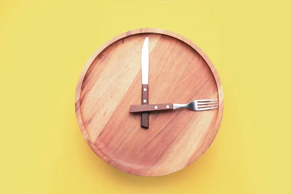 底色上有餐具的盘子 时间的概念 — 图库照片