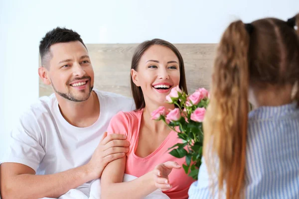 Hijita Saludando Madre Dormitorio — Foto de Stock