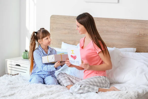 Hijita Saludando Madre Dormitorio — Foto de Stock