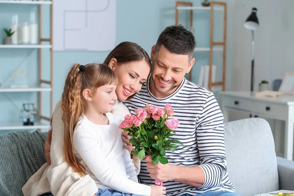 Husband Little Daughter Greeting Woman Mother Day Home — Stock Photo, Image