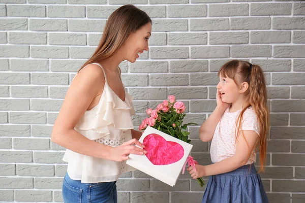 Little Daughter Greeting Her Mother Grey Brick Wall — Stock Photo, Image