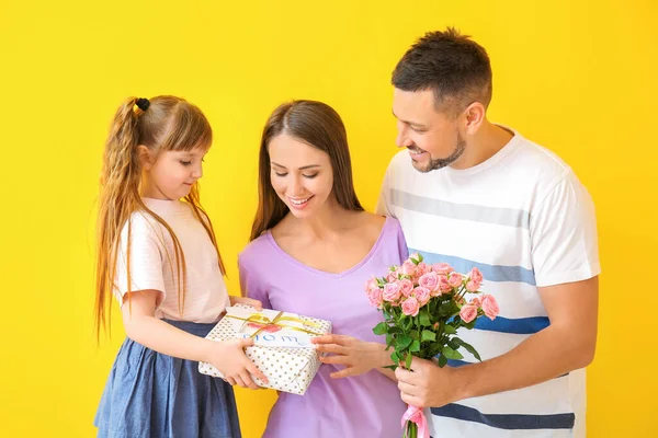 Husband Little Daughter Greeting Woman Mother Day Color Background — Stock Photo, Image