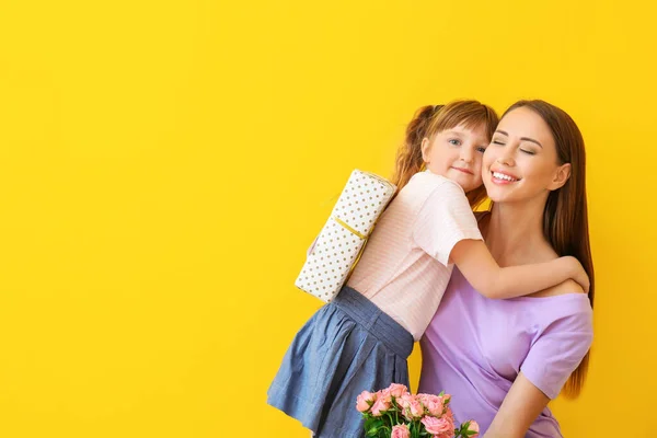 Little Daughter Greeting Her Mother Color Background — Stock Photo, Image