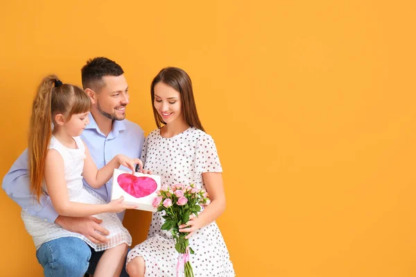 Husband Little Daughter Greeting Woman Mother Day Color Background — Stock Photo, Image