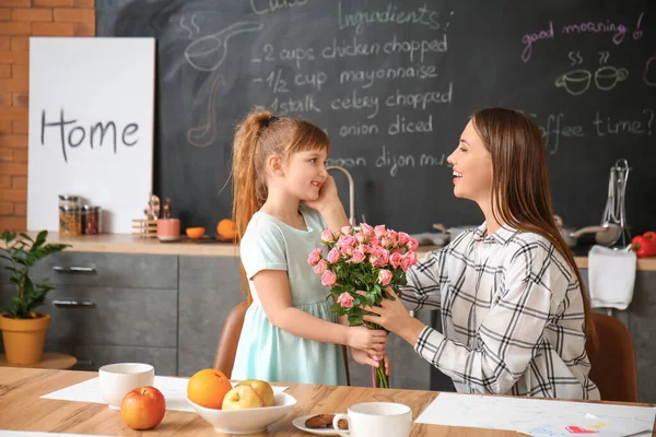 Kleine Dochter Groet Haar Moeder Keuken — Stockfoto