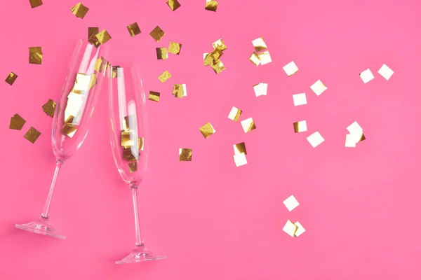 Bicchieri Champagne Con Coriandoli Sfondo Colore — Foto Stock