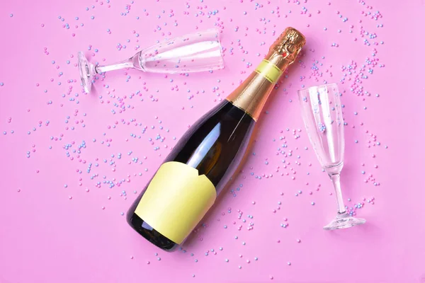 Flasche Leckerer Champagner Und Gläser Auf Farbigem Hintergrund — Stockfoto