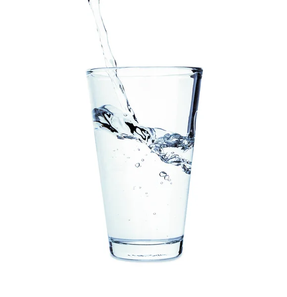 Gießen Von Süßwasser Glas Auf Weißem Hintergrund — Stockfoto