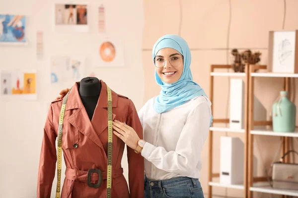 Retrato Estilista Roupas Muçulmanas Femininas Escritório — Fotografia de Stock