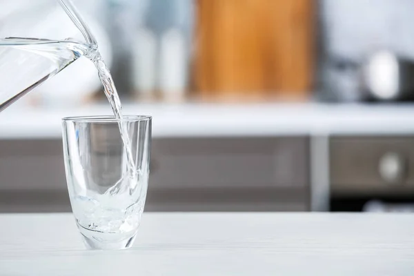 Pouring Fresh Water Glass Table Kitchen — Stock Photo, Image