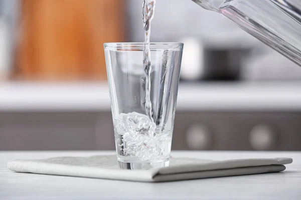 Vertido Agua Dulce Vaso Sobre Mesa Cocina —  Fotos de Stock