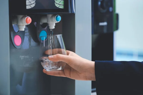 Donna Versando Acqua Dal Dispositivo Raffreddamento Nel Vetro — Foto Stock