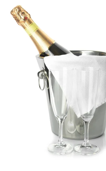 Secchio Con Bottiglia Champagne Bicchieri Sfondo Bianco — Foto Stock