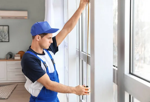 Male Worker Installing Window Flat — Stock Photo, Image