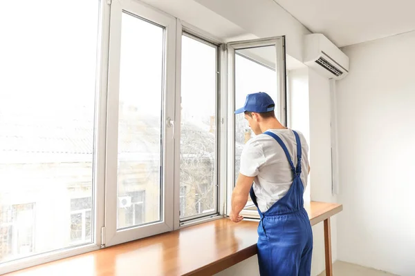 Male Worker Installing Window Flat — Stock Photo, Image