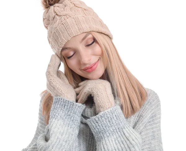 Молодая Женщина Теплых Свитерах Шляпе Перчатках Белом Фоне — стоковое фото