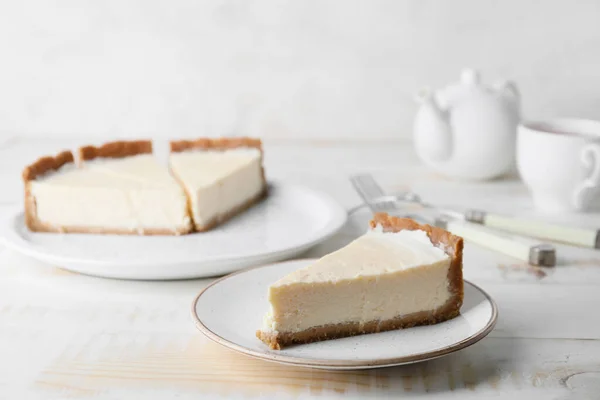 Plates Pieces Sweet Tasty Cheesecake Table — Stock Photo, Image