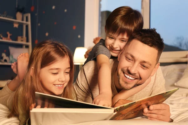 Vader Zijn Kleine Kinderen Lezen Thuis Een Verhaaltje Voor Het — Stockfoto