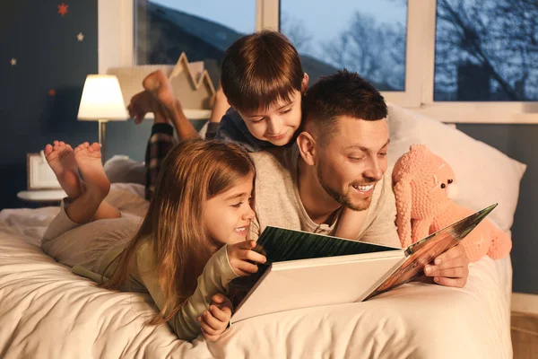 Père Ses Petits Enfants Lisent Histoire Coucher Maison — Photo