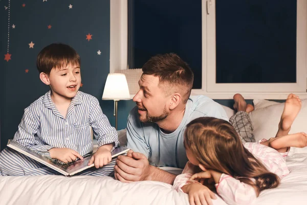Vader Zijn Kleine Kinderen Lezen Thuis Een Verhaaltje Voor Het — Stockfoto