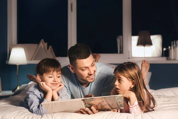 Vader Zijn Kleine Kinderen Lezen Thuis Een Verhaaltje Voor Het — Stockfoto