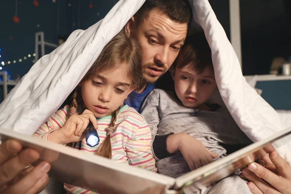 Father His Little Children Reading Bedtime Story Home — Stockfoto