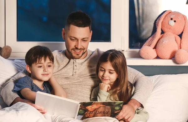 Vader Zijn Kleine Kinderen Lezen Thuis Een Verhaaltje Voor Het — Stockfoto