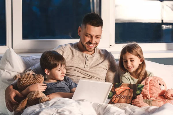 Vader Zijn Kleine Kinderen Lezen Thuis Een Verhaaltje Voor Het — Stockfoto