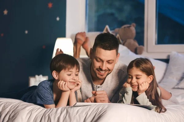 Father His Little Children Reading Bedtime Story Home — Stockfoto