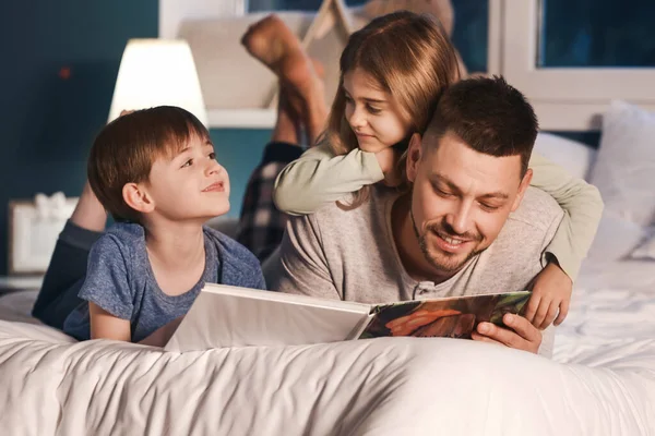 Vader Zijn Kleine Kinderen Lezen Thuis Een Verhaaltje Voor Het — Stockfoto